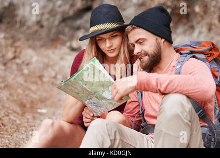 Giovane guardando la mappa, Cracovia, malopolskie, Polonia, europa Foto Stock