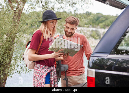 Giovane guardando la mappa, Cracovia, malopolskie, Polonia, europa Foto Stock