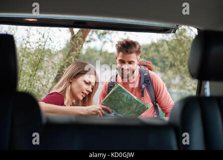 Giovane guardando la mappa, Cracovia, malopolskie, Polonia, europa Foto Stock