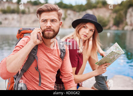 Coppia con mappa tramite telefono cellulare, Cracovia, malopolskie, Polonia, europa Foto Stock
