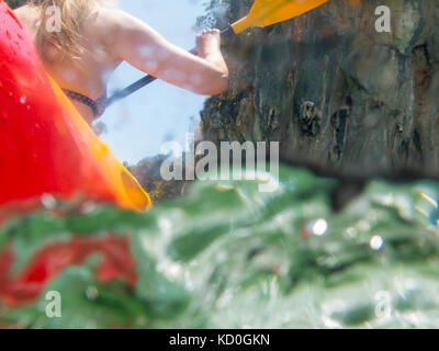 Vista posteriore della donna kayak di mare, Koh Hong, Thailandia, asia Foto Stock