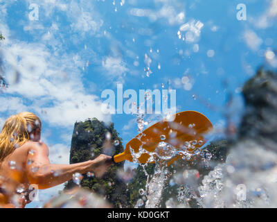 Vista posteriore della donna kayak di mare, Koh Hong, Thailandia, asia Foto Stock