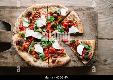 Fette di pizza sul tagliere, vista aerea Foto Stock