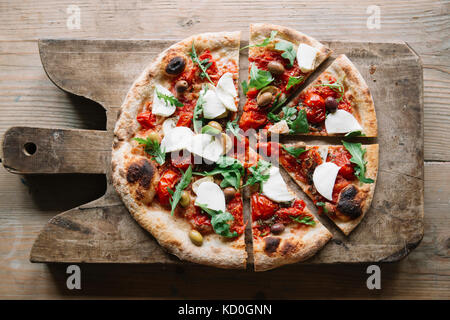 Fette di pizza sul tagliere, vista aerea Foto Stock