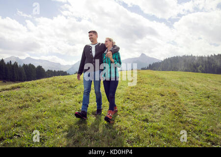 Giovane a camminare in campo, tirol, Steiermark Austria, Europa Foto Stock