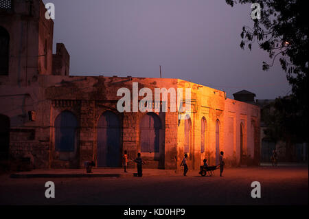 Scenes de rues de nuit à Massawa. Mars 2013. Le strade di vita notturna di Massawa, marzo 2013. Foto Stock