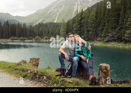 Escursionismo coppia seduta, dal lago, tirol, Steiermark Austria, Europa Foto Stock