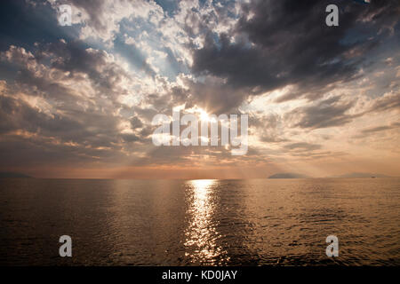 Mare con sun riflessa nell'acqua, Milazzo, SICILIA, ITALIA, EUROPA Foto Stock