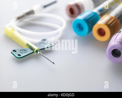 Una varietà di campioni medici compreso il sangue e la chimica con una raccolta di sangue impostato Foto Stock