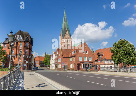 Ponte e torre della chiesa di San Giovanni a Luneburg, Germania Foto Stock