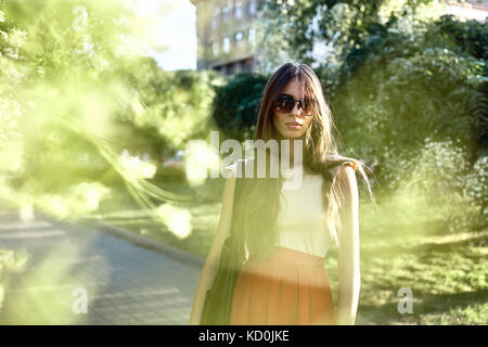 Ritratto di giovane donna con capelli lunghi tra il fogliame, Kotor, Montenegro Foto Stock