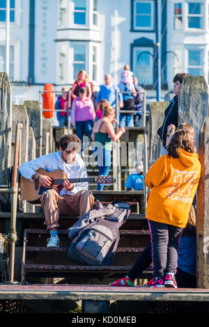 Aberystwyth Wales UK, domenica 08 ottobre 2017 uk meteo: persone al mare in aberystwyth wales godendo di un meraviglioso sole e caldo autunno sundayafternoon Photo credit: keith morris/alamy live news Foto Stock