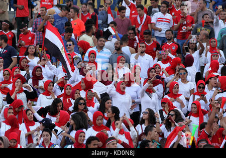 9 ottobre 2015 - Alessandria, Alessandria, Egitto - sostenitori dell'Egitto partecipano alla Coppa del mondo 2018 Africa qualificandosi per la partita di calcio tra Egitto e Congo allo stadio Borg al-Arab di Alessandria l'8 ottobre 2017 (Credit Image: © AMR Sayed/APA Images via ZUMA Wire) Foto Stock