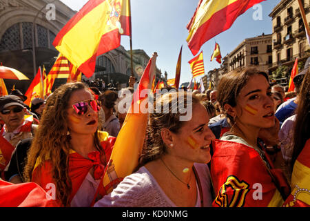 Barcellona, in Catalogna, Spagna. Il giorno 08 ottobre 2017. Tre giovani donne con il make-up in spagnolo i colori rosso e rellow. Quasi 900.000 persone frequentano l'anti-indipendenza manifestazione di Barcellona, organizzato dalla civile Societat Catalana, il più importante pro-unità organizzazione.Questo può essere considerato un grande successo per l'anti-movimento indipendente. Tutti i tipi di persone, compresi gli anziani, le famiglie, le coppie e i bambini hanno dimostrato pacificamente contro l indipendenza della Catalogna vicino La Estacion de Francia stazione ferroviaria. Karl Burkhof/Alamy Live News Foto Stock