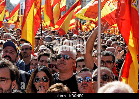 Barcellona, in Catalogna, Spagna. Il giorno 08 ottobre 2017. Manifestanti con occhiali da sole che frequentano il manifesttion. Quasi 900.000 persone frequentano l'anti-indipendenza manifestazione di Barcellona, organizzato dalla civile Societat Catalana, il più importante pro-unità organizzazione.Questo può essere considerato un grande successo per l'anti-movimento indipendente. Tutti i tipi di persone, compresi gli anziani, le famiglie, le coppie e i bambini hanno dimostrato pacificamente contro l indipendenza della Catalogna vicino La Estacion de Francia stazione ferroviaria. Karl Burkhof/Alamy Live News Foto Stock