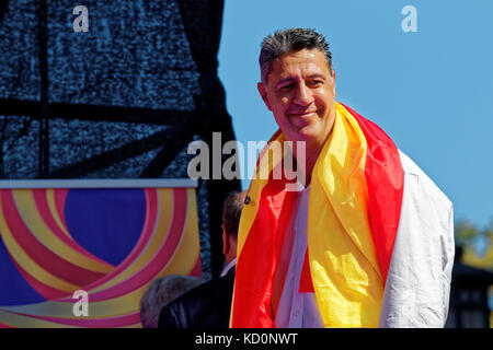 Barcellona, in Catalogna, Spagna. Il giorno 08 ottobre 2017. Xavier Garcia Albiol, Presidente del Partido popular parte della Catalogna, durante l'evento principale del anti-indipendenza dimostrazione. Personaggi VIP, come Josep Borell e Mario Vargas Llosa, Xavier Garcia Albiol, Ines Arrimadas e Alberto Rivera presso il principale atto dell'anti-indipendenza manifestazione di Barcellona. Karl Burkhof/Alamy Live News Foto Stock