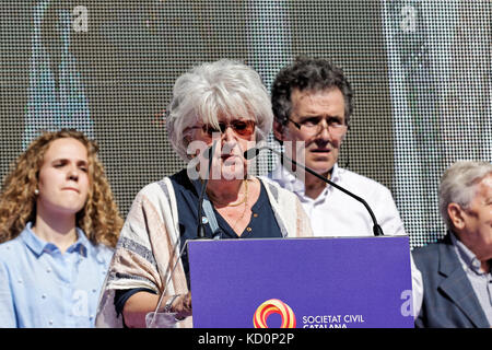 Barcellona, in Catalogna, Spagna. Il giorno 08 ottobre 2017. Teresa Freixes, professore di diritto costituzionale all'UAB, Università Autonoma di Barcellona, tenendo un discorso di fronte a centinaia di migliaia di persone. Personaggi VIP, come Josep Borell e Mario Vargas Llosa, Xavier Garcia Albiol, Ines Arrimadas e Alberto Rivera presso il principale atto dell'anti-indipendenza manifestazione di Barcellona. Karl Burkhof/Alamy Live News Foto Stock