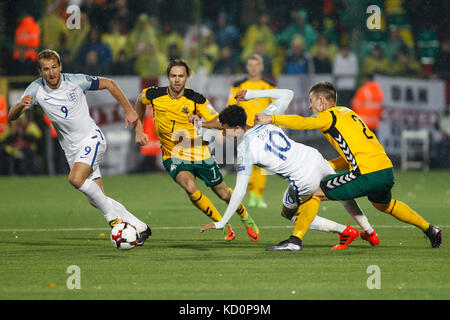 Vilnius, Lituania. 8 Ott, 2017. Harry kane di inghilterra, arturas zulpa della Lituania, dele alli di Inghilterra e linas klimavicius di lituania competere per la palla durante la Coppa del Mondo FIFA 2018 qualifica del gruppo f corrispondenza tra la Lituania e Inghilterra a lff stadium dell'8 ottobre 2017 a Vilnius, in Lituania. Credito: immagini di phc/alamy live news Foto Stock