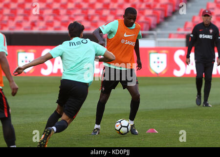 Lisbona, Portogallo. 08th Ott 2017. Il centrocampista portoghese William Carvalho«in azione durante la sessione di allenamento nazionale prima della partita tra Portogallo e Svizzera al Luz Stadium di Lisbona il 8 ottobre 2017. ( Credit: Bruno Barros/Alamy Live News Foto Stock