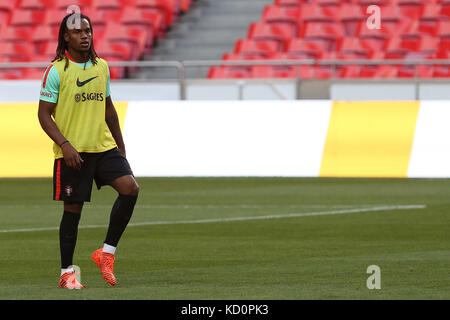 Lisbona, Portogallo. 08 ott 2017. Portogallo"s centrocampista renato sanches durante la squadra nazionale della sessione di formazione prima che la partita tra il Portogallo e la Svizzera a luz stadium a Lisbona il 8 ottobre 2017. ( Credito: bruno barros/alamy live news Foto Stock