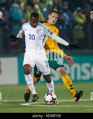 Vilnius, Lituania. 8 Ott, 2017. daniel sturridge di Inghilterra e vykintas slivka della Lituania durante la Coppa del Mondo FIFA 2018 qualifica del gruppo f corrispondenza tra la Lituania e Inghilterra a lff stadium dell'8 ottobre 2017 a Vilnius, in Lituania. Credito: immagini di phc/alamy live news Foto Stock