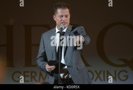 Amburgo, Germania. 8 ottobre 2017. L'attore Til Schweiger parla ai German Boxing Awards nel Besenbinderhof di Amburgo, Germania, 8 ottobre 2017. Credito: Axel Heimken/dpa/Alamy Live News Foto Stock