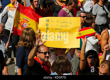 Barcellona, Spagna. 08 ott 2017. Manifestazione a favore dell unità della Spagna, organizzata dal catalano della società civile (SCC), a Barcellona nel mese di ottobre 08, 2017. Credito: Gtres Información más Comuniación on line, S.L./Alamy Live News Foto Stock