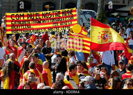 Barcellona, Spagna. 08 ott 2017. Manifestazione a favore dell unità della Spagna, organizzata dal catalano della società civile (SCC), a Barcellona nel mese di ottobre 08, 2017. Credito: Gtres Información más Comuniación on line, S.L./Alamy Live News Foto Stock