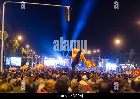 Skopje, Macedonia. 8th Ott 2017. Skopje, R. Macedonia davanti al Governo alle 6 è iniziato un raduno civile della SDSM in occasione delle prossime elezioni locali, cui ha rivolto il leader del partito al governo, Zoran Zaev, invitando i cittadini a "completare insieme il cambiamento in ogni comune della Macedonia". Credit: Dragan Ristovski/Alamy Live News Foto Stock