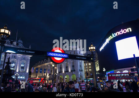 Londra, Inghilterra, Regno Unito. 08 ott 2017. Luci di Piccadilly - dopo nove mesi di oscurità, Londra più prominente scheda annunci è accesa nuovamente, dopo un high tech rinnovo, come parte di un rilancio progettato per raccogliere denaro per la carità Bernardo. Credito: Benjamin John/ Alamy Live News Foto Stock