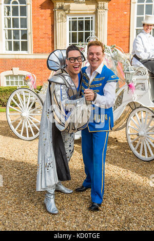 Newport Pagnell, Regno Unito. 8th Ott 2017. Brian Conley (Buttons), GOK WAN (The Fairy Gokmother) e Lauren Hall (Cinderella) al Milton Keynes Theatre Cinderella Pantomime Press Launch a Chicheley Hall, Newport Pagnell, Bucks, 8 ottobre 2017 a Londra Credit: Gary Mitchell/Alamy Live News Foto Stock