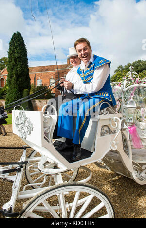Newport Pagnell, Regno Unito. 8th Ott 2017. Brian Conley (Buttons), GOK WAN (The Fairy Gokmother) e Lauren Hall (Cinderella) al Milton Keynes Theatre Cinderella Pantomime Press Launch a Chicheley Hall, Newport Pagnell, Bucks, 8 ottobre 2017 a Londra Credit: Gary Mitchell/Alamy Live News Foto Stock