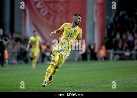 Copenaghen, Danimarca. 8 ottobre 2017. Dragos Grigore (21) della Romania visto durante il qualificatore della Coppa del mondo tra Danimarca e Romania a Telia Parken a Copenhagen. Credit: Gonzales Photo/Alamy Live News Foto Stock