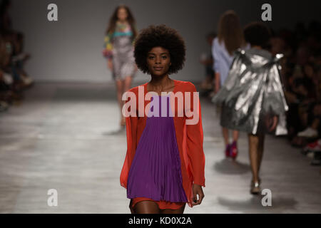 Lisbona, Portogallo. 08 ott 2017. modalisboa - Luz (Lisbona fashion week), filipe faisca presenta primavera/estate 18 raccolta credito: Alexandre de Sousa/alamy live news Foto Stock