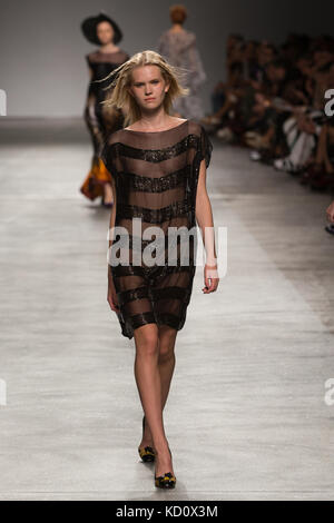 Lisbona, Portogallo. 08 ott 2017. modalisboa - Luz (Lisbona fashion week), filipe faisca presenta primavera/estate 18 raccolta credito: Alexandre de Sousa/alamy live news Foto Stock