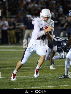 Ncaafb. Il 7 ottobre, 2017. Florida Atlantic gufi quarterback Jason Driskel (16) codifica con la palla durante la Florida Atlantic University gufi vs Old Dominion monarchi gioco a SB Ballard Stadium in Norfolk, Virginia Florida Atlantic beat Old Dominion 58-28. Jen Hadsell/CSM/Alamy Live News Foto Stock