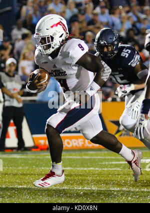 Ncaafb. Il 7 ottobre, 2017. Florida Atlantic gufi wide receiver Bussey Henry III (1) corre con la palla durante la Florida Atlantic University gufi vs Old Dominion monarchi gioco a SB Ballard Stadium in Norfolk, Virginia Florida Atlantic beat Old Dominion 58-28. Jen Hadsell/CSM/Alamy Live News Foto Stock