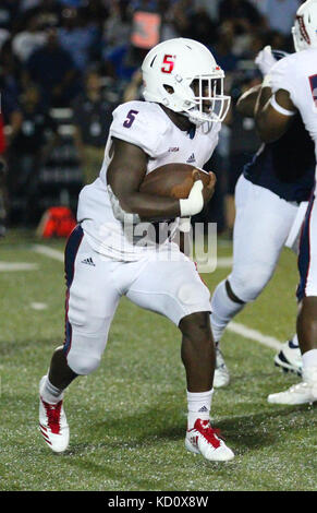 Ncaafb. Il 7 ottobre, 2017. Florida Atlantic gufi running back Devin Singletary (5) con la palla durante la Florida Atlantic University gufi vs Old Dominion monarchi gioco a SB Ballard Stadium in Norfolk, Virginia Florida Atlantic beat Old Dominion 58-28. Jen Hadsell/CSM/Alamy Live News Foto Stock