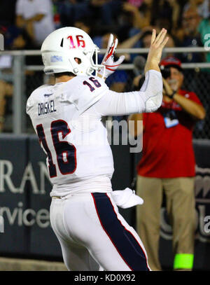 Ncaafb. Il 7 ottobre, 2017. Florida Atlantic gufi quarterback Jason Driskel (16) onde per la folla dopo aver segnato un touchdown durante la Florida Atlantic University gufi vs Old Dominion monarchi gioco a SB Ballard Stadium in Norfolk, Virginia Florida Atlantic beat Old Dominion 58-28. Jen Hadsell/CSM/Alamy Live News Foto Stock