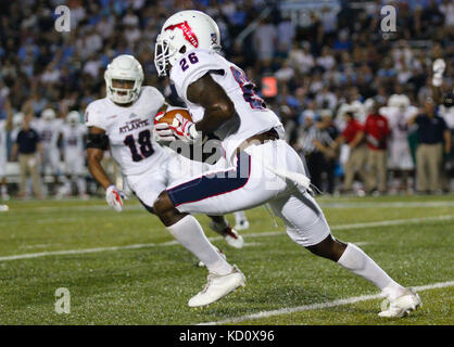 Ncaafb. Il 7 ottobre, 2017. Florida Atlantic gufi cornerback Chris Tooley (26) con un'intercettazione durante la Florida Atlantic University gufi vs Old Dominion monarchi gioco a SB Ballard Stadium in Norfolk, Virginia Florida Atlantic beat Old Dominion 58-28. Jen Hadsell/CSM/Alamy Live News Foto Stock