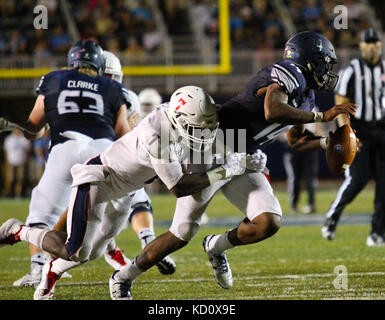 Ncaafb. Il 7 ottobre, 2017. Florida Atlantic gufi linebacker Rashad Smith (7) Sacchi Old Dominion monarchi quarterback Steven Williams (14) durante la Florida Atlantic University gufi vs Old Dominion monarchi gioco a SB Ballard Stadium in Norfolk, Virginia Florida Atlantic beat Old Dominion 58-28. Jen Hadsell/CSM/Alamy Live News Foto Stock