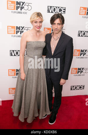 New york, Stati Uniti d'America. 08 ott 2017. new york film festival: greta gerwig e noah baumbach passeggiate tappeto rosso al filmato lady bird a Alice Tully Hall. Credito: sppider/alamy live news Foto Stock