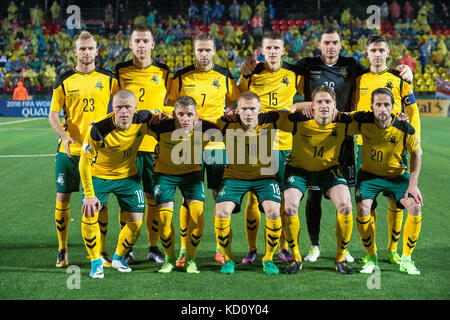 Vilnius, Lituania. 8 ottobre 2017. I giocatori lituani posano per una foto di gruppo prima della partita di qualificazione europea del gruppo F della Coppa del mondo FIFA tra Lituania e Inghilterra a Vilnius, Lituania, l'8 ottobre 2017. Crediti: Alfredas Pliadis/Xinhua/Alamy Live News Foto Stock