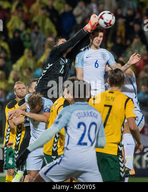 Vilnius, Lituania. 8 ottobre 2017. Il portiere lituano Ernestas Setkus (Top, L) salva la palla durante la partita del gruppo F di qualificazione europea della Coppa del mondo FIFA tra Lituania e Inghilterra a Vilnius, Lituania, l'8 ottobre 2017. L'Inghilterra ha vinto 1-0. Crediti: Alfredas Pliadis/Xinhua/Alamy Live News Foto Stock