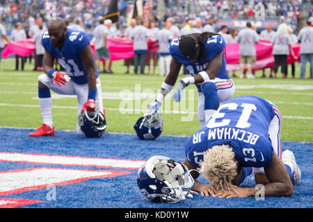 Ottobre 8, 2017, parecchi New York Giants pregare prima che il gioco prima che la partita di NFL tra il Los Angeles Chargers e New York Giants a MetLife Stadium di East Rutherford, New Jersey. Il caricabatterie ha vinto 27-22. Christopher Szagola/CSM Foto Stock