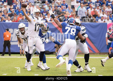 East Rutherford, New Jersey, USA. 8 Ott, 2017. Los Angeles Chargers quarterback Philip Rivers (17) in azione mentre è sotto pressione da New York Giants tackle difensivo Damon Harrison (98) ed estremità difensiva Romeo Okwara (78) durante il gioco di NFL tra il Los Angeles Chargers e New York Giants a MetLife Stadium di East Rutherford, New Jersey. Il caricabatterie ha vinto 27-22. Christopher Szagola/CSM/Alamy Live News Foto Stock