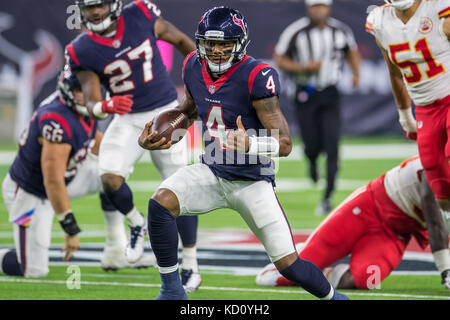 Houston, TX, Stati Uniti d'America. 8 Ott, 2017. Houston Texans quarterback Deshaun Watson (4) corre con la palla durante il secondo trimestre di NFL di una partita di calcio tra la Houston Texans e il Kansas City Chiefs a NRG Stadium di Houston, TX. I capi ha vinto il gioco 42 a 34.Trask Smith/CSM/Alamy Live News Foto Stock