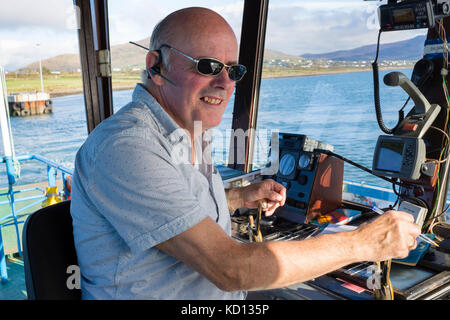 Valentia Island Car Ferry capitano al timone Foto Stock