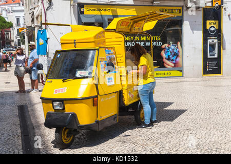 Lisbona, Portogallo - 12 agosto 2017: Veicolo commerciale leggero a tre ruote Piaggio Ape giallo come biglietteria delle attrazioni turistiche Foto Stock