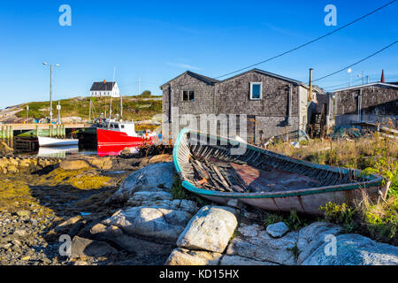 In legno antico dory e versato, peggys cove, Nova Scotia, Canada Foto Stock